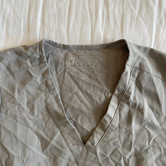 FIGS Gray Scrub Top (sz S) - Picture 3 of 5